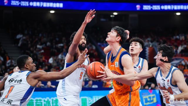 星空体育官网-上海男篮力克新疆队，收获联赛两连胜
